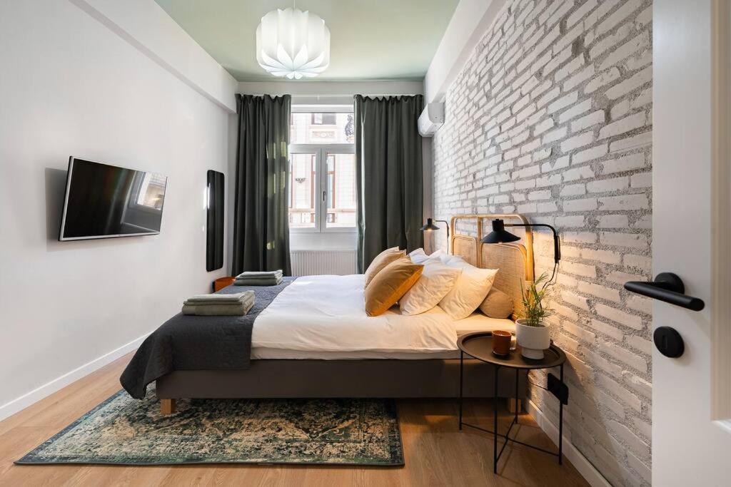 Old City Apartment - Self Check-In Бухарест Экстерьер фото