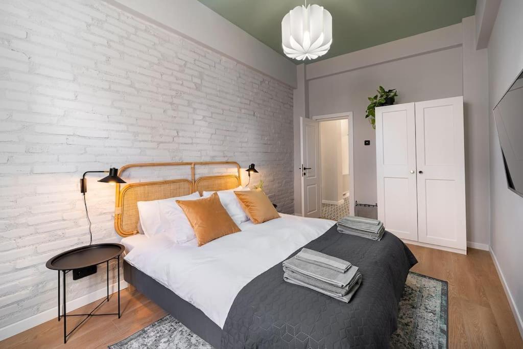 Old City Apartment - Self Check-In Бухарест Экстерьер фото