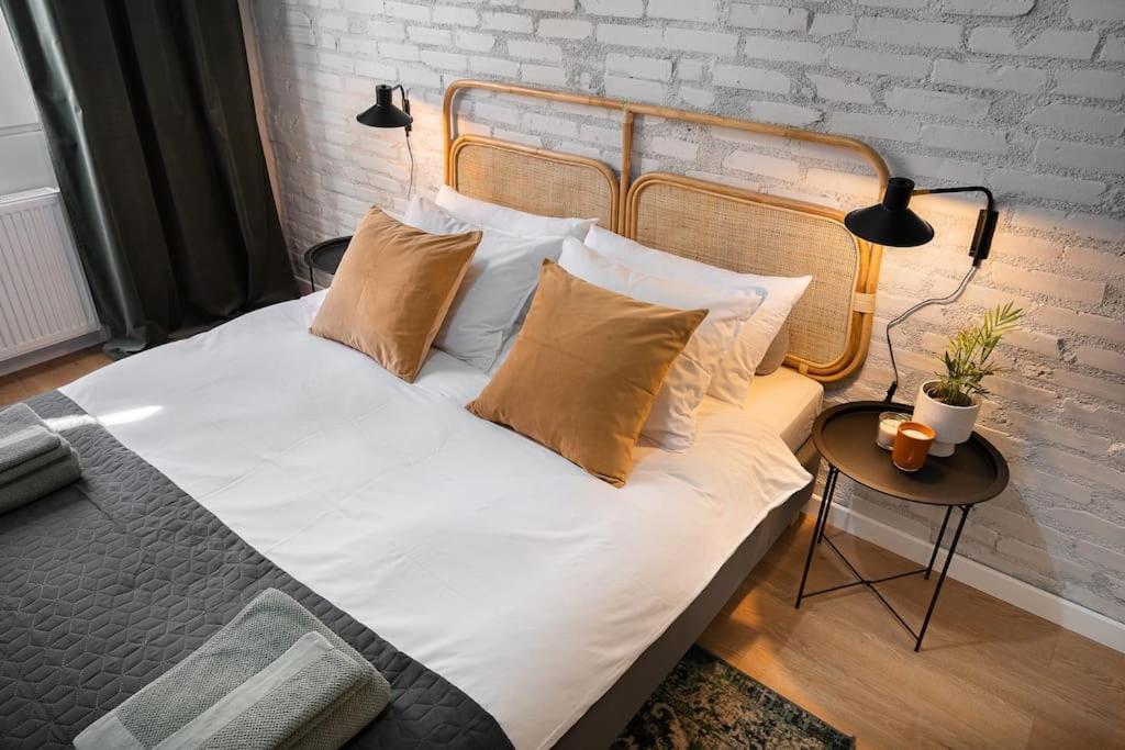 Old City Apartment - Self Check-In Бухарест Экстерьер фото
